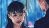 娱乐吃瓜酱奶奶淋雨,娱乐界的暖心瞬间